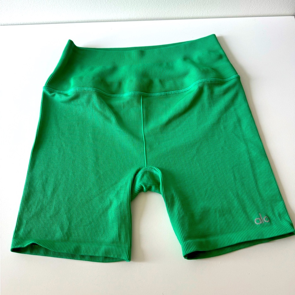 Alo Yoga Seamless Rib 5” Bike Short in “Lettuce” Green
